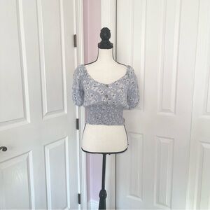 Coco and Shay blue & white floral design cropped stretch waist top, sz large